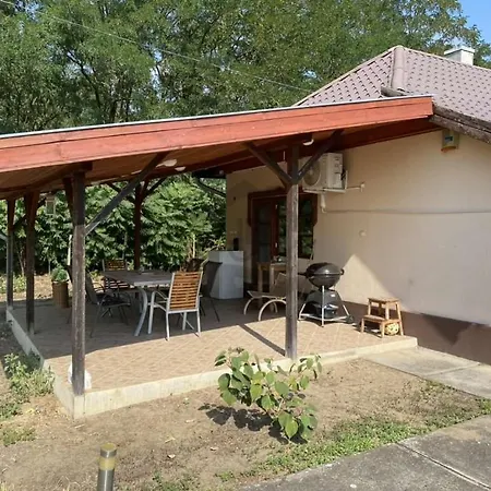 Ferienhaus Karina Nyaralo Medencevel Cserkeszőlő