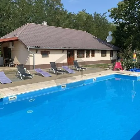 Karina Nyaralo Medencevel Holiday home